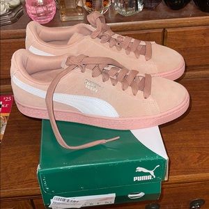 NWT Puma Suede Classic Peach Sneaker